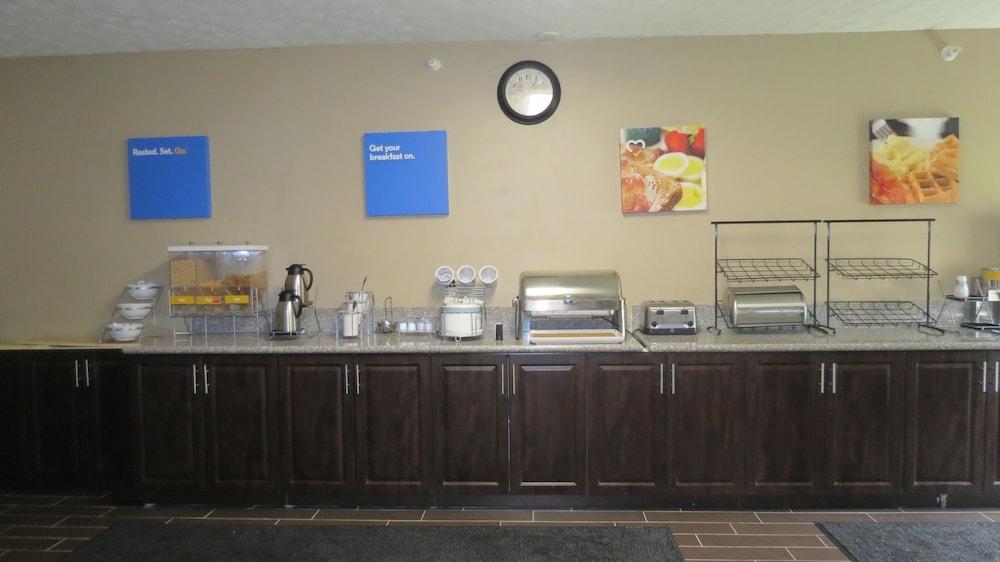 Comfort Inn & Suites Fairborn Near Wright Patterson Afb Exterior photo