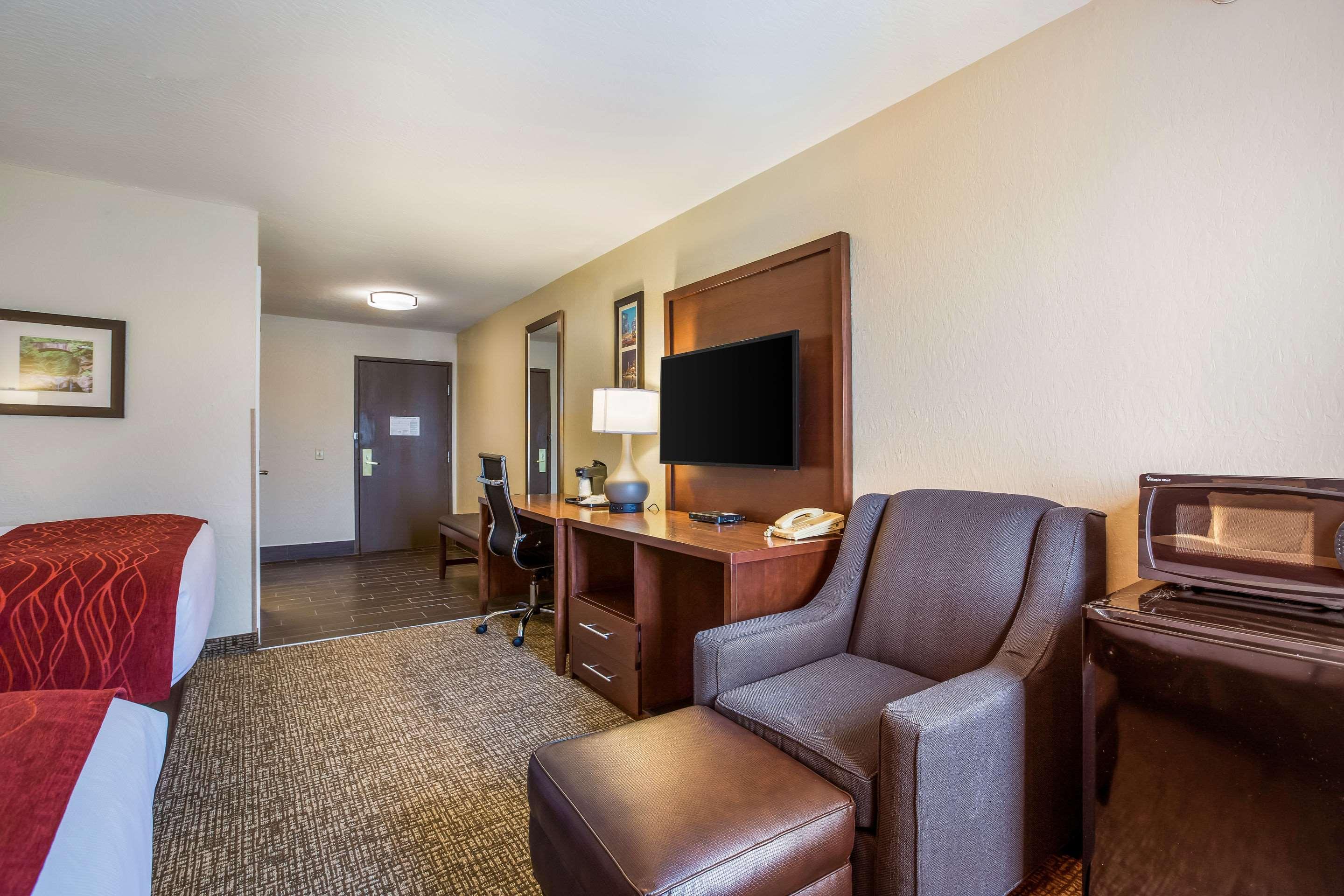 Comfort Inn & Suites Fairborn Near Wright Patterson Afb Exterior photo