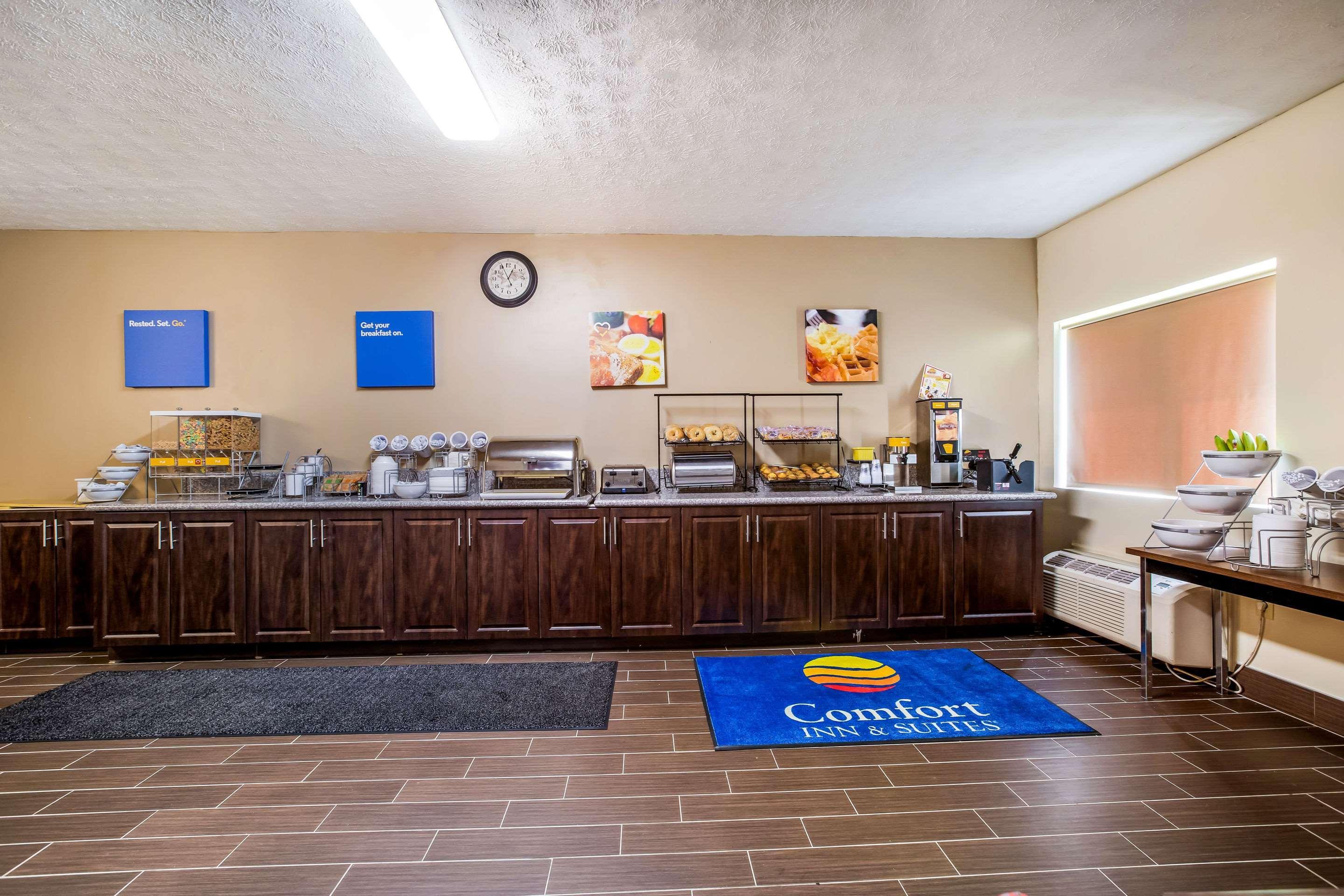 Comfort Inn & Suites Fairborn Near Wright Patterson Afb Exterior photo