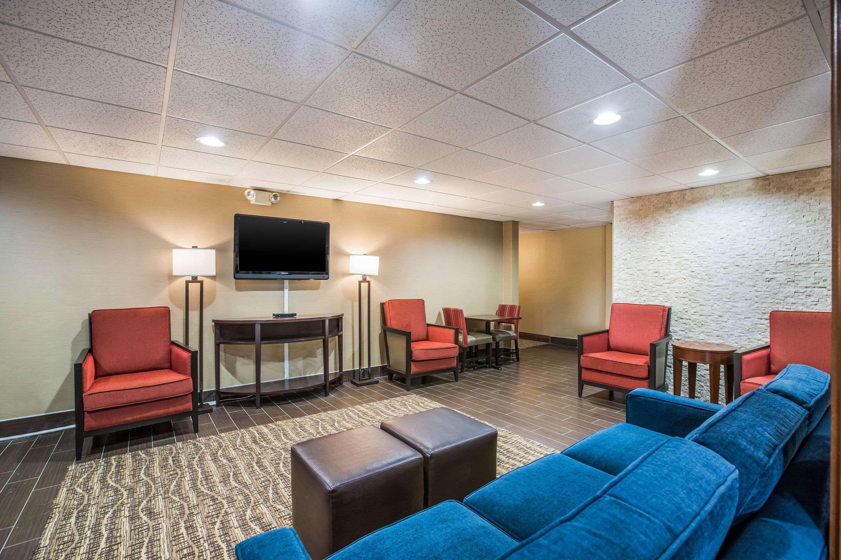 Comfort Inn & Suites Fairborn Near Wright Patterson Afb Exterior photo