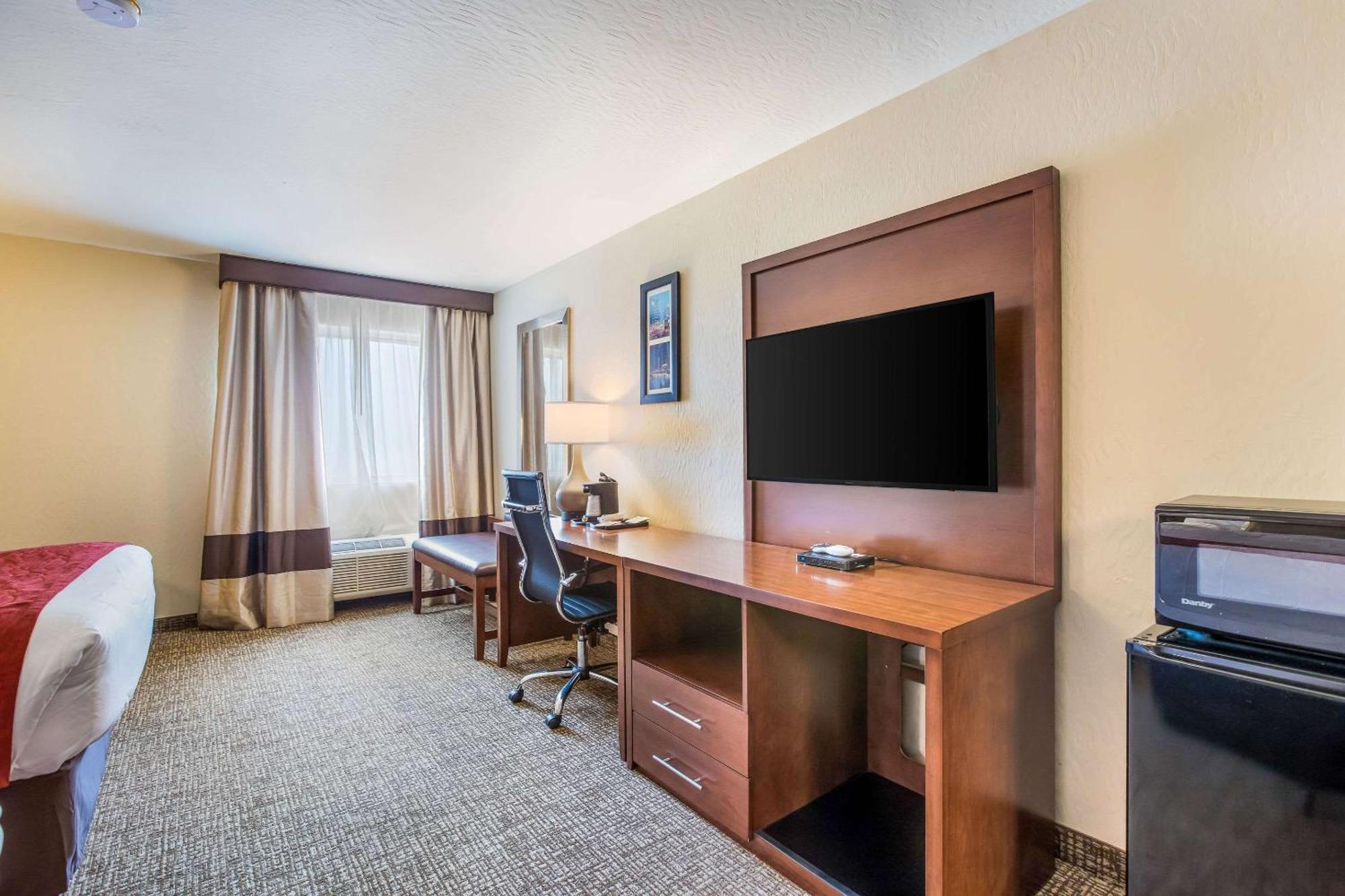 Comfort Inn & Suites Fairborn Near Wright Patterson Afb Exterior photo