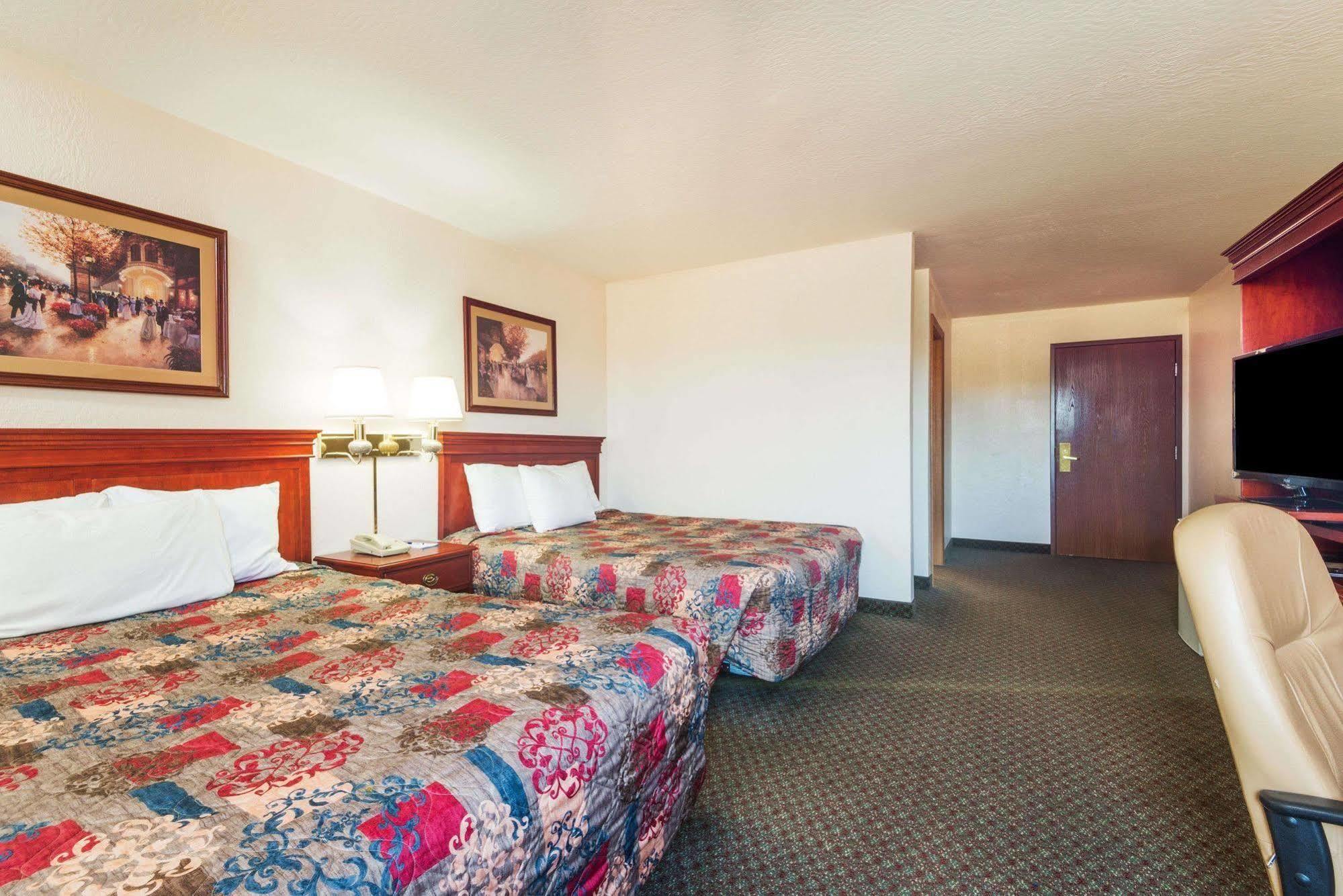 Comfort Inn & Suites Fairborn Near Wright Patterson Afb Exterior photo